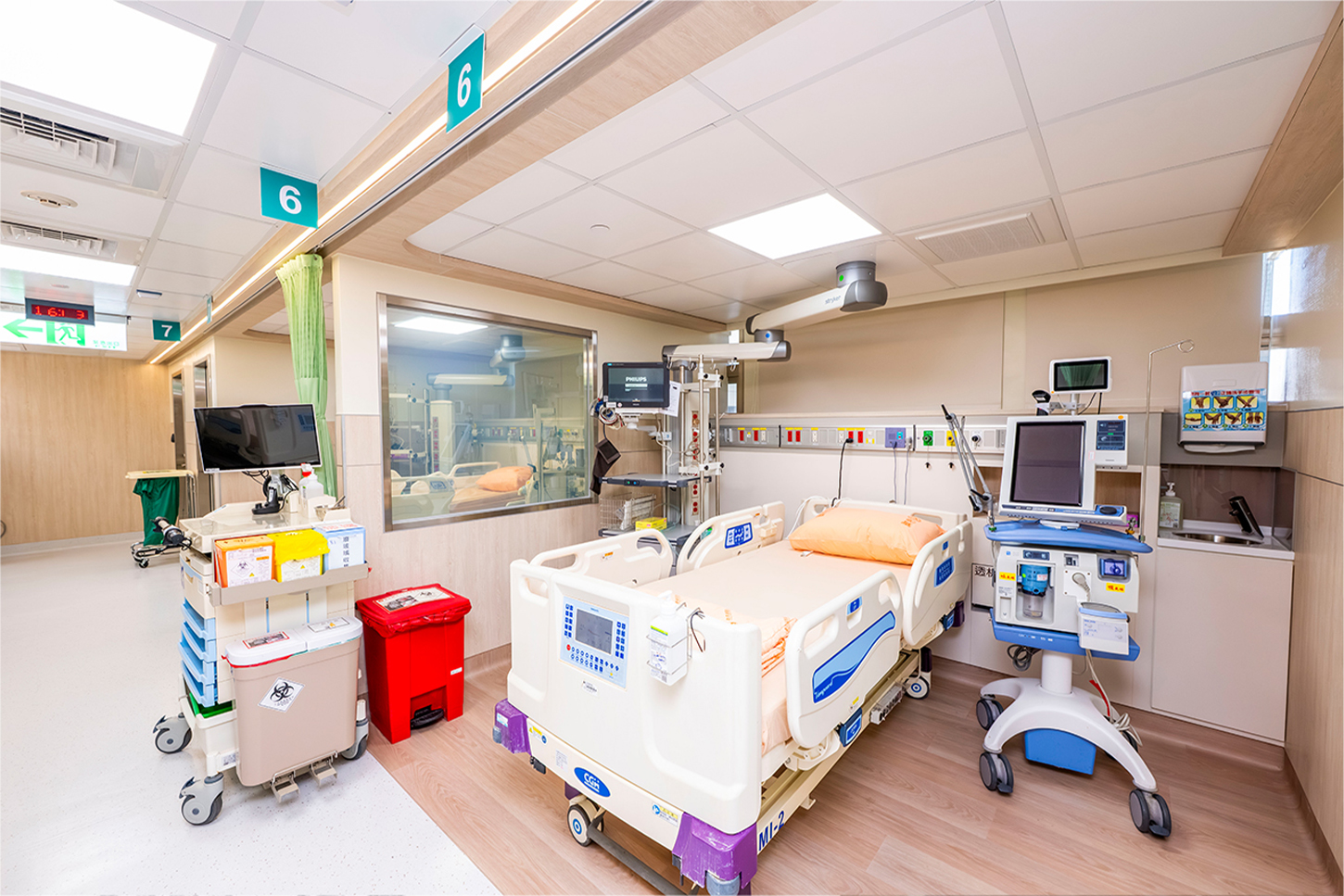 全新加護病房導入獨立隔間、電控玻璃設計、獨立醫療懸臂、床位透析功能等高效整合設備。(圖/彰基提供)